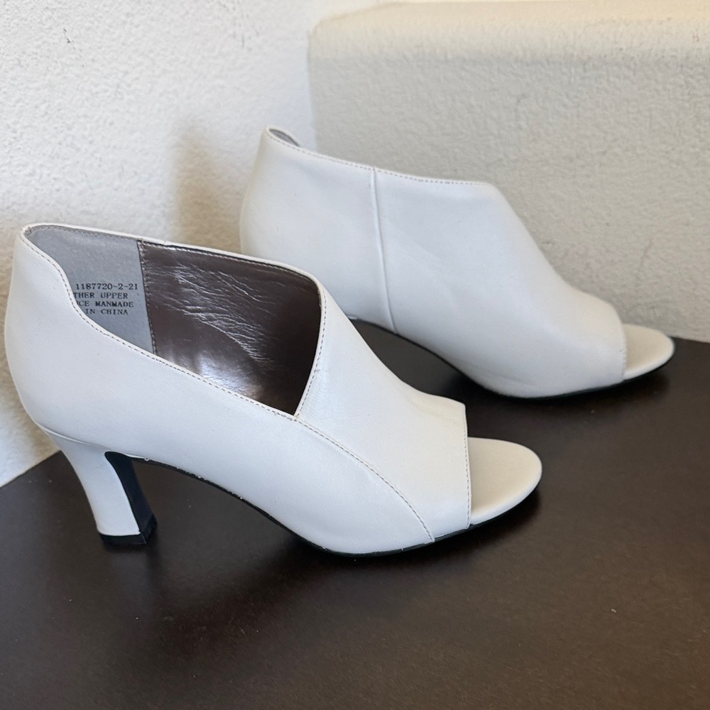 NWOT Array Leather White Open-Toe Heel Shoes.